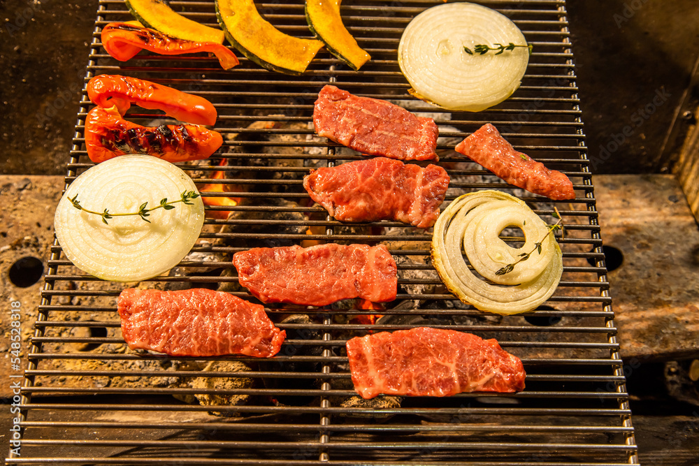 アウトドアでバーベキュー　Barbecue at the campsite 