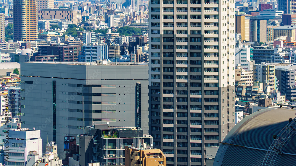 日本东京西新宿城市景观上的摩天大楼