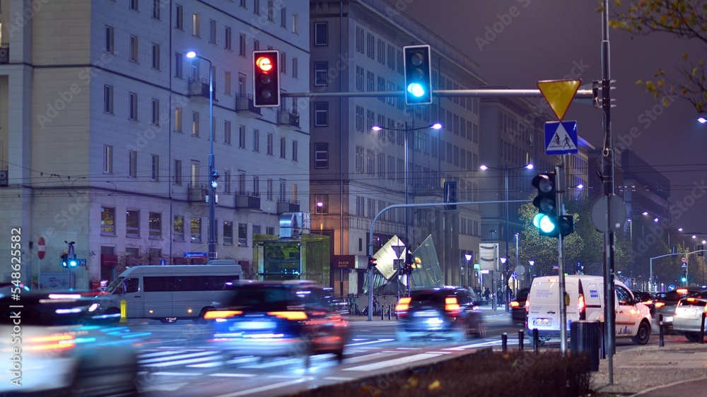 市中心的夜晚城市生活。街道上的汽车。夜晚的城市路灯。