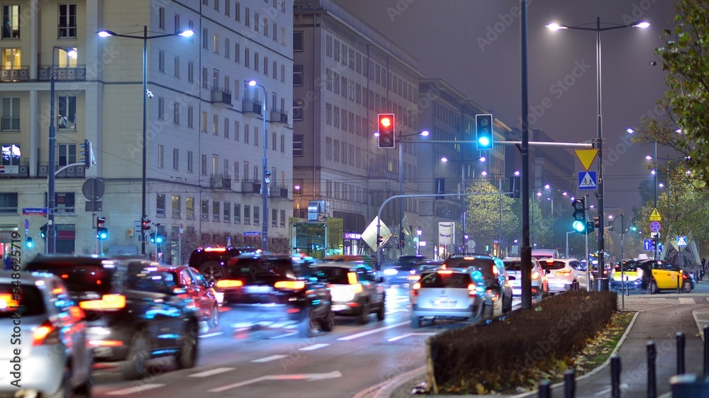 市中心的夜晚城市生活。街上的汽车。夜晚的城市路灯。