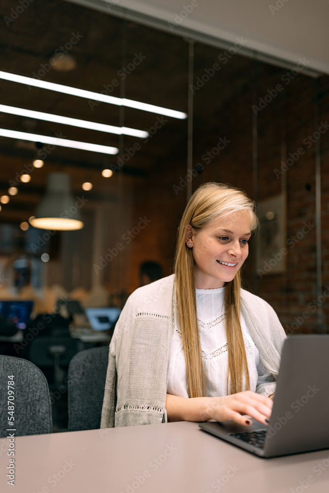 快乐的女商人坐在共同工作的空间里，建立人际关系。