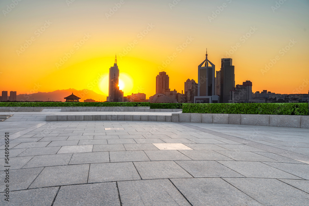 .广场地面和城市建筑景观天际线背景..