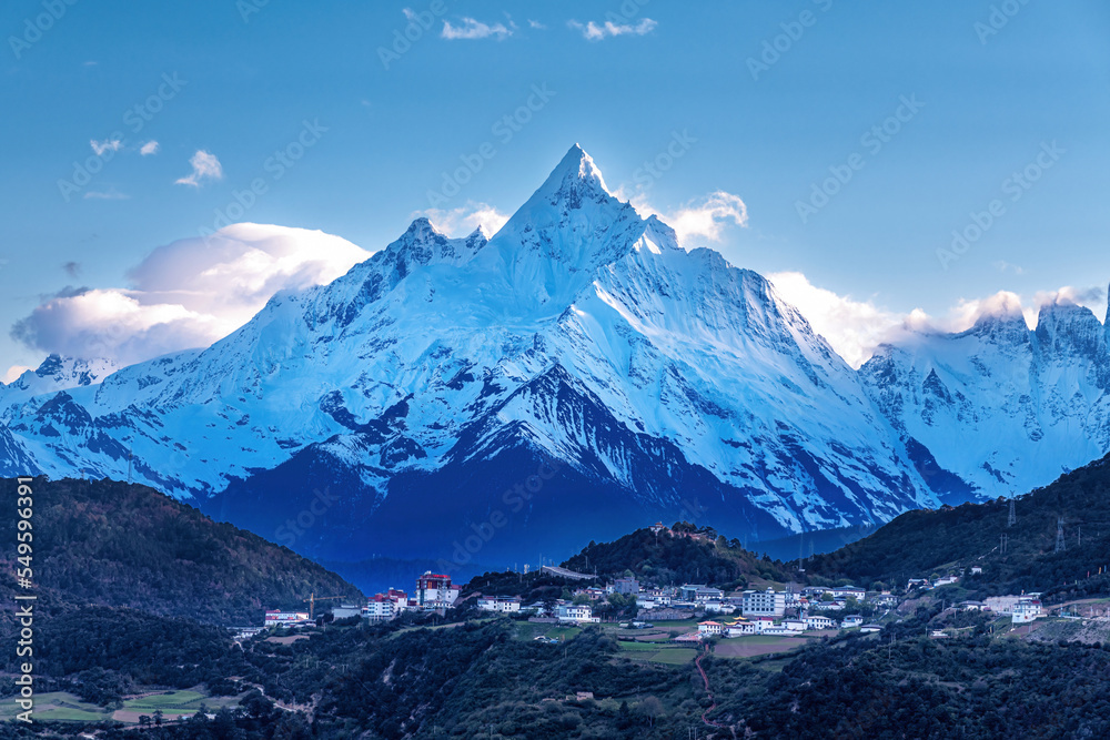 中国云南省德庆州梅里雪山和小镇景观。