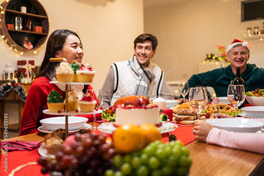 多民族大家庭在家里一起庆祝圣诞派对。