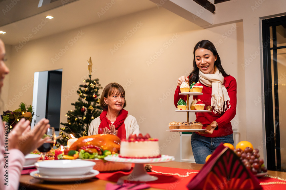 多民族大家庭在家里一起庆祝圣诞派对。