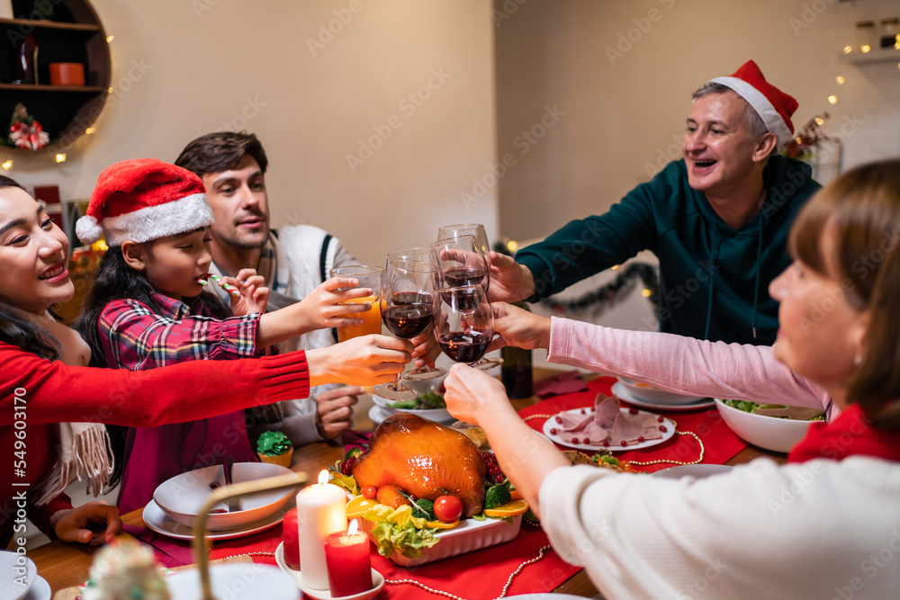 多民族大家庭在家里一起庆祝圣诞派对。