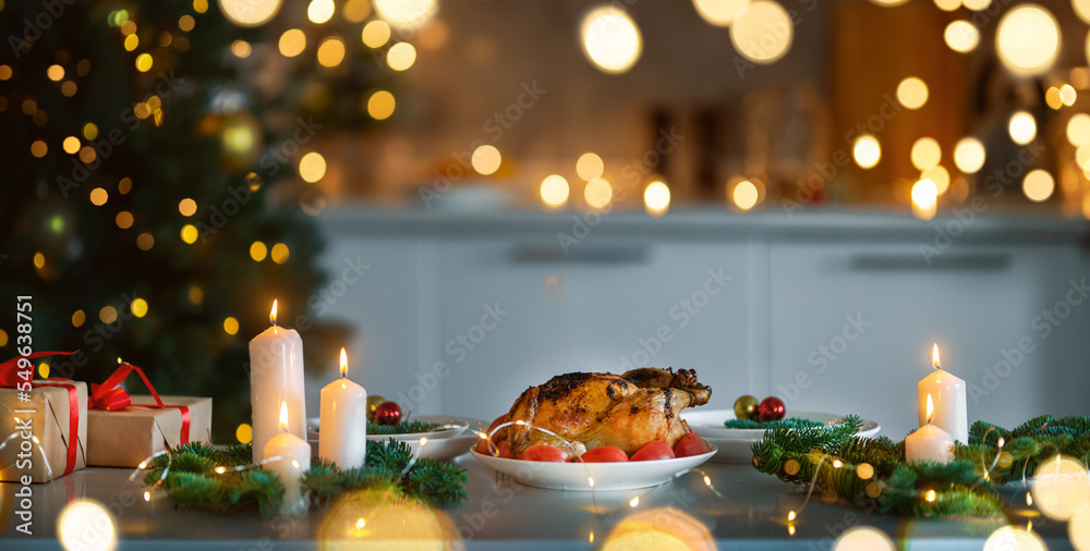 Table served to Christmas dinner