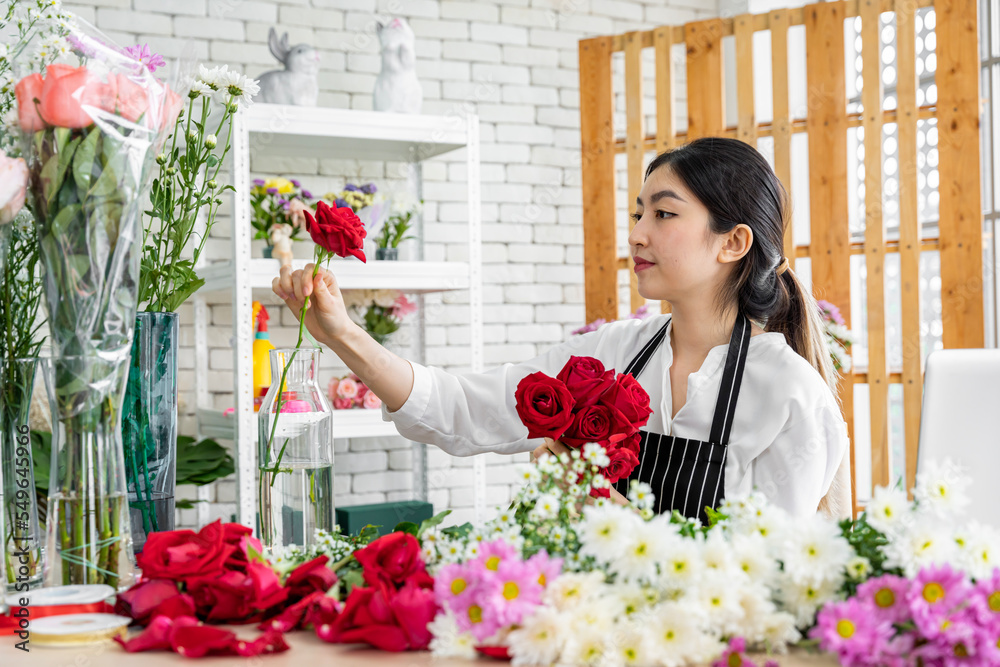 一群亚裔女性花店正在为前来订购各种鲜花的顾客插花