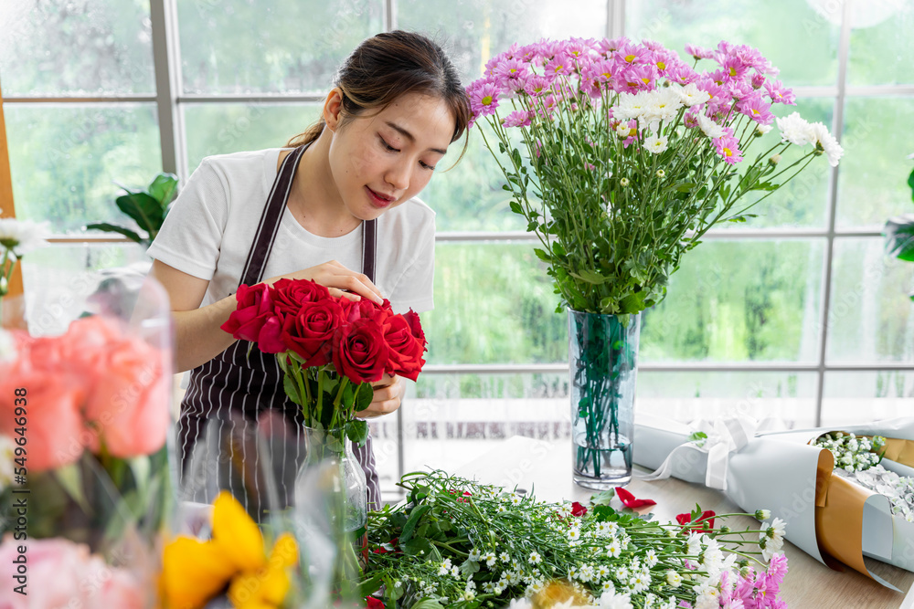 一群亚裔女性花店正在为前来订购各种鲜花的顾客插花