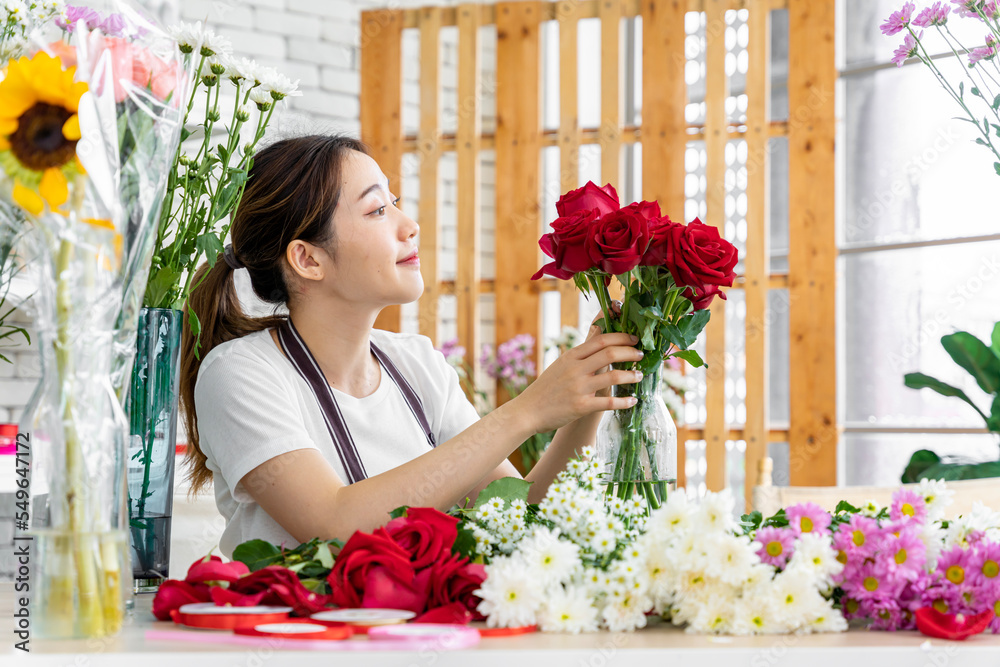 一群亚裔女性花店正在为前来订购各种鲜花的顾客插花