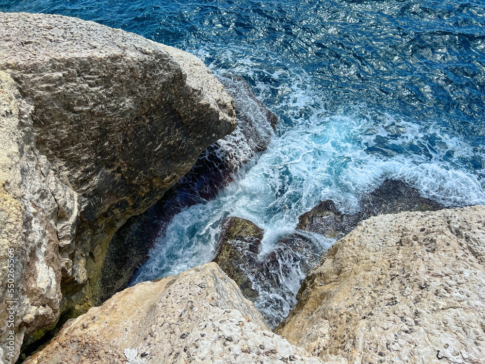 悬崖上的海水美景