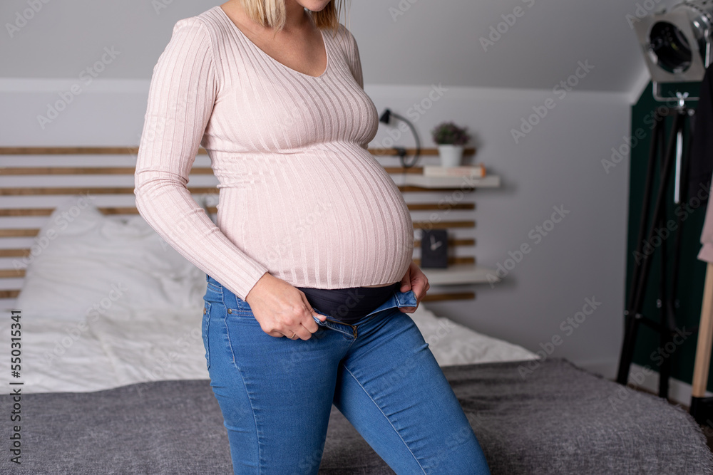 Pregnant woman has problem with fitting her daily pants