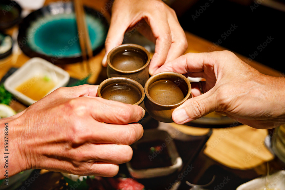 お猪口で乾杯する美味しそうな日本酒