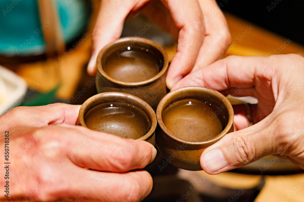 お猪口で乾杯する美味しそうな日本酒