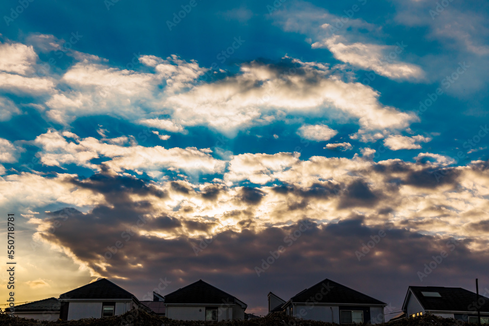 雲と空のコントラストが綺麗な横浜郊外の夕日