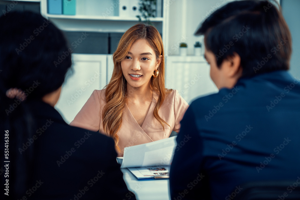 一位年轻的亚洲女性候选人试图通过自己的能力给面试官留下深刻印象。国际合作