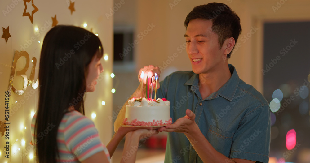 亚洲情侣庆祝生日