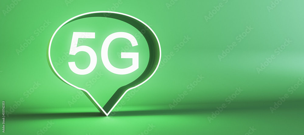 宽绿色背景下的现代5G泡沫，带实体模型。快速网速和技术骗局