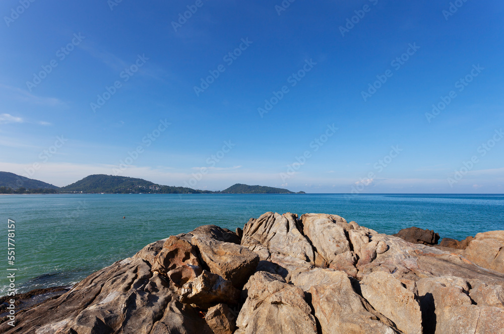 夏日海岸令人惊叹的大海清澈的蓝天白云海浪拍打着海岸，岩石在里面