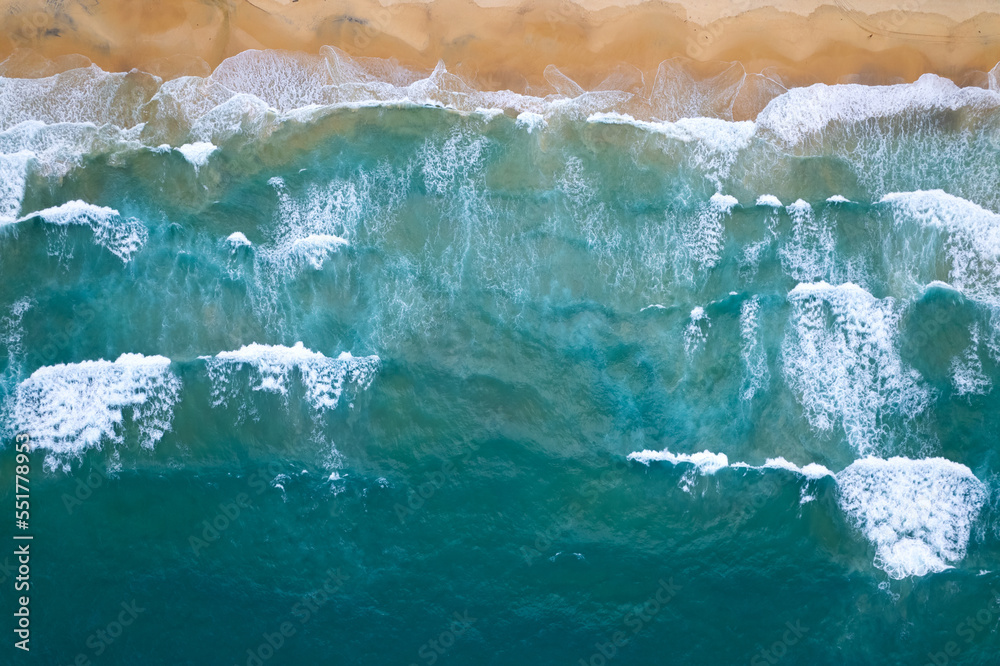 海浪冲击的鸟瞰图海滩沙滩上的白色泡沫波浪，海滩海景俯视图Na