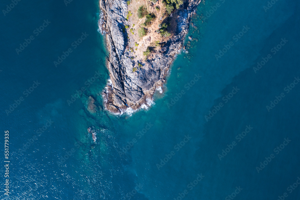 泰国普吉岛令人惊叹的海滨鸟瞰图美丽的海浪拍打着海岸，俯视大海