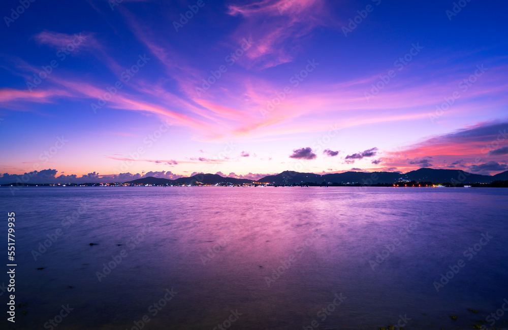 风景壮丽的云朵长时间暴露在天空中日落或海上日出时反射