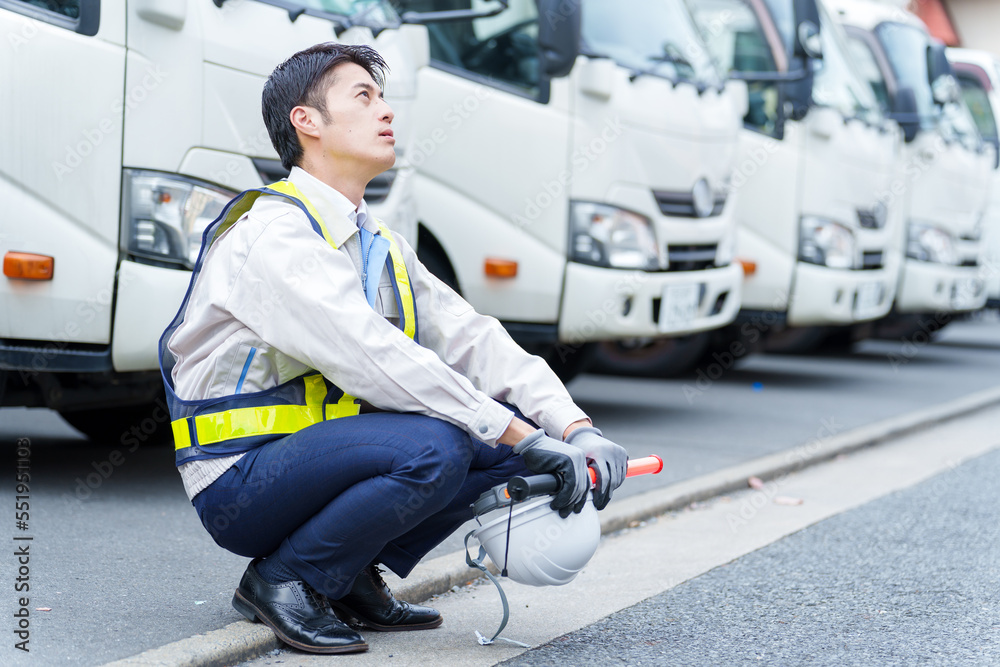 休憩をする警備員