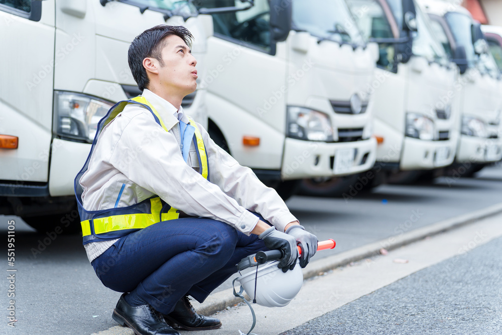 休憩をする警備員