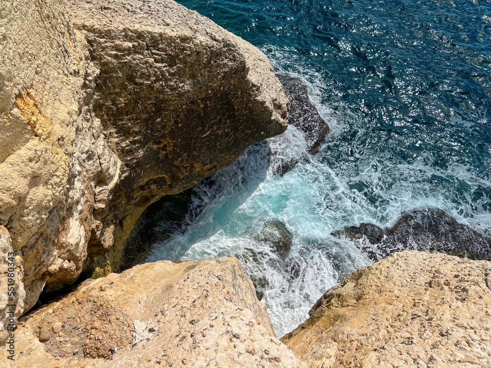 悬崖上的海水美景