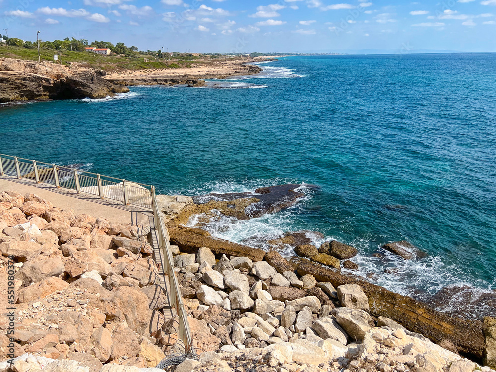 美丽的海景，带围栏的岩石海岸