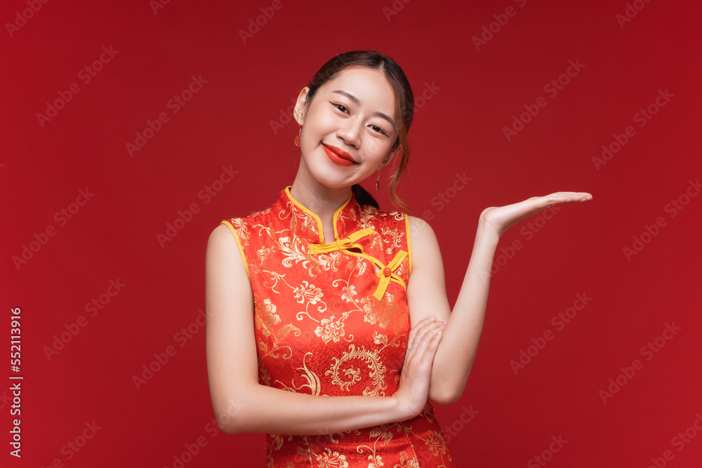 年轻的亚洲女性，穿着红色背景的qipao-Chin产品展示