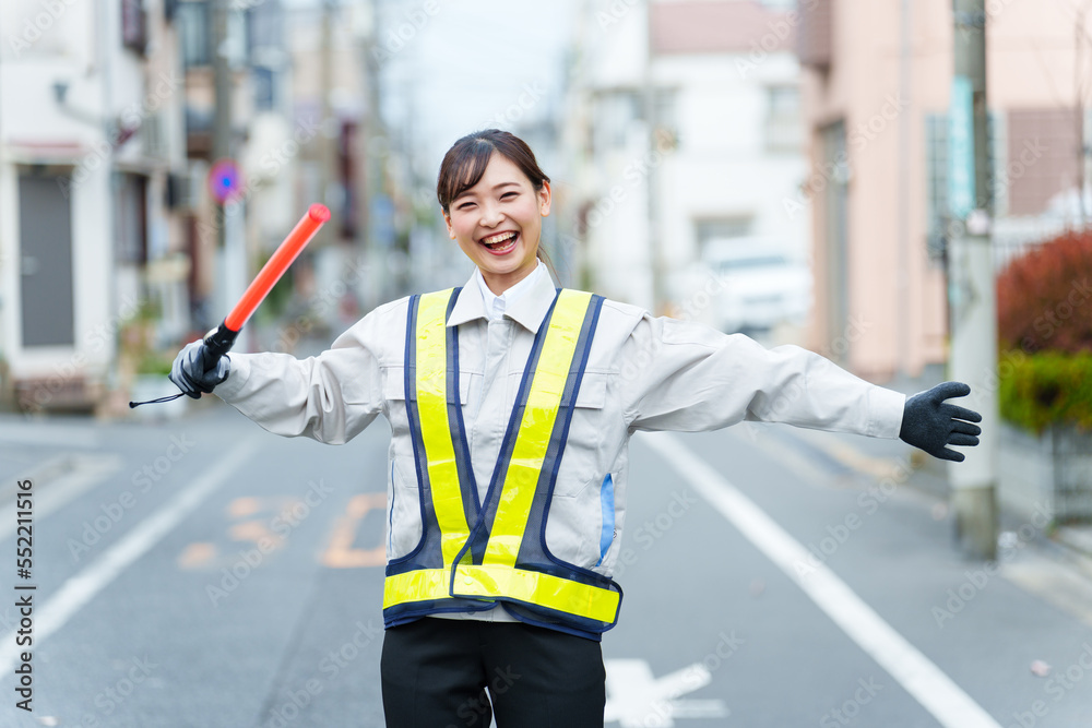 交通整理をする女性の警備員