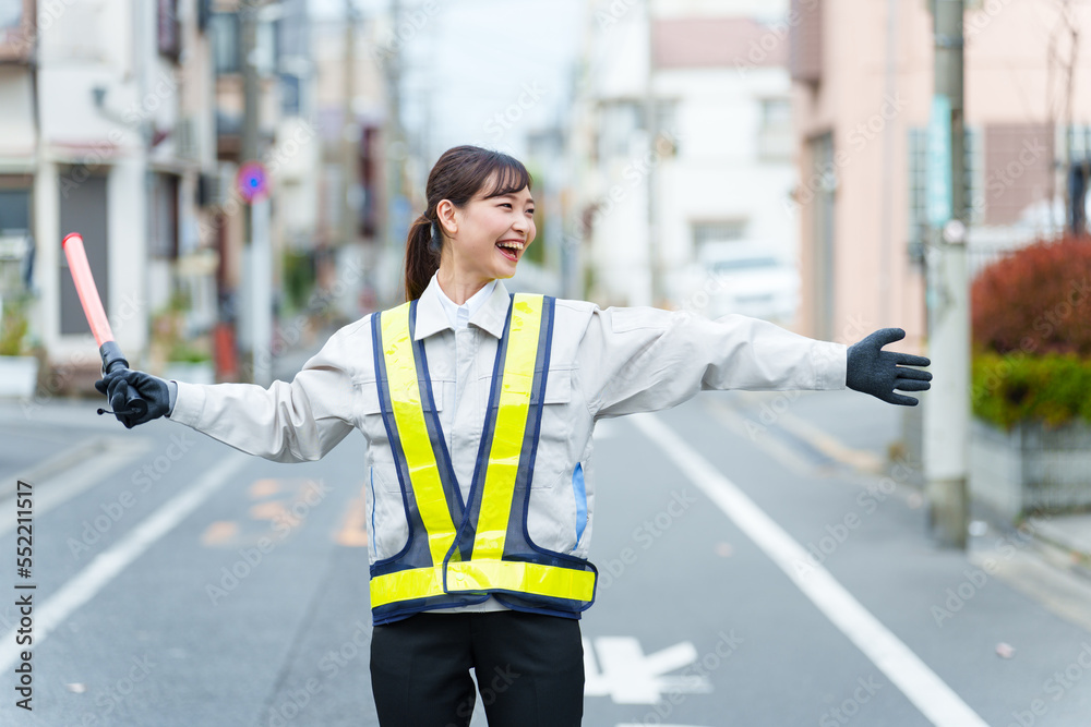 交通整理をする女性の警備員