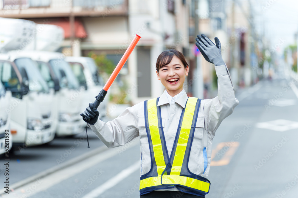 交通整理をする女性の警備員