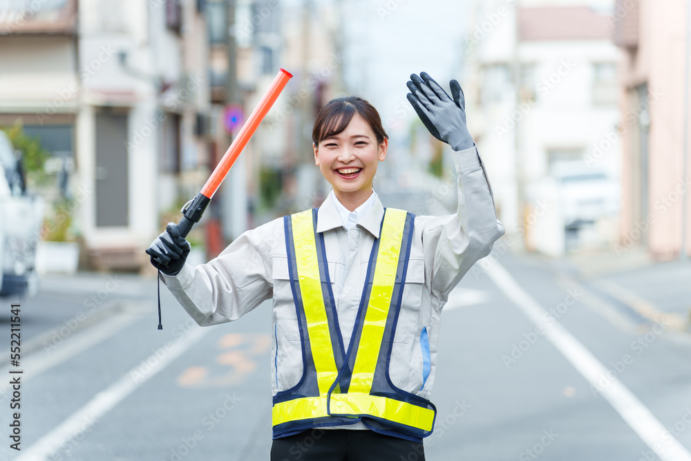 交通整理をする女性の警備員