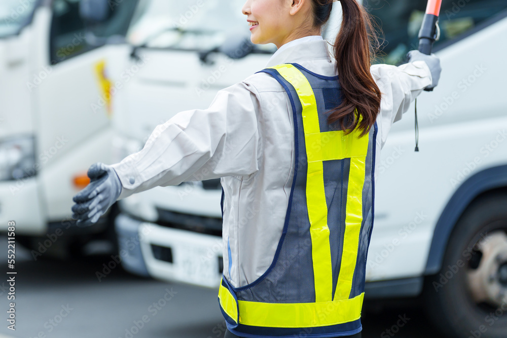 交通整理をする女性の警備員