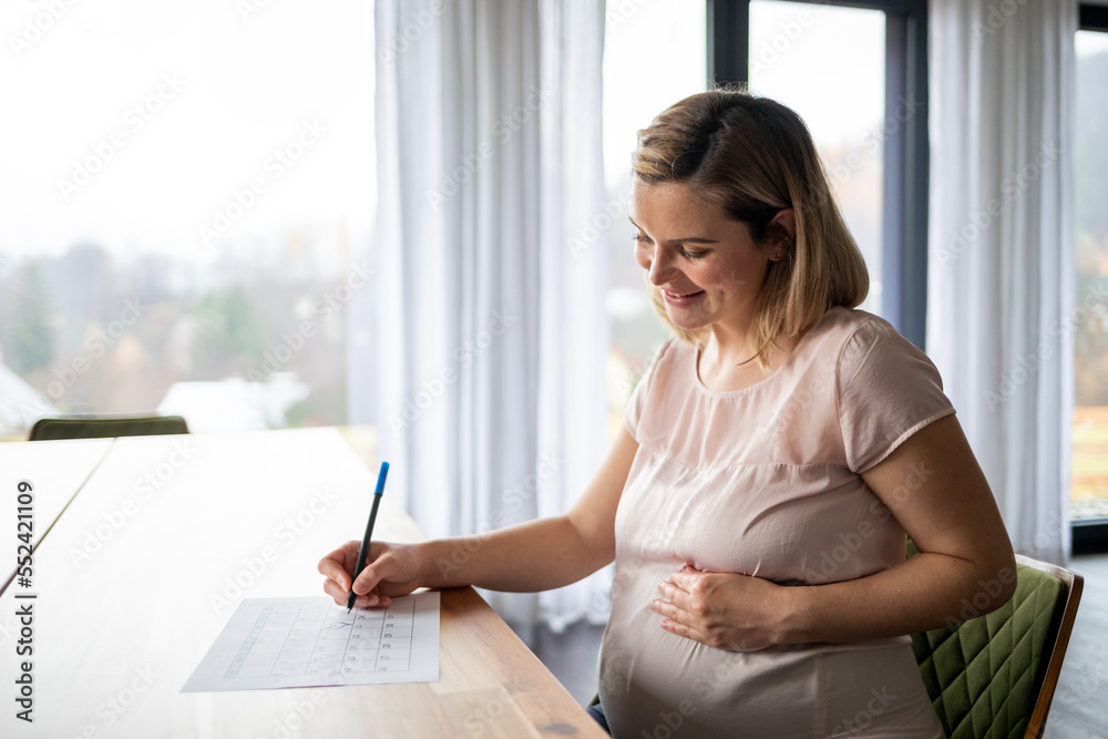 Pregnant woman calendar counting days to childbirth