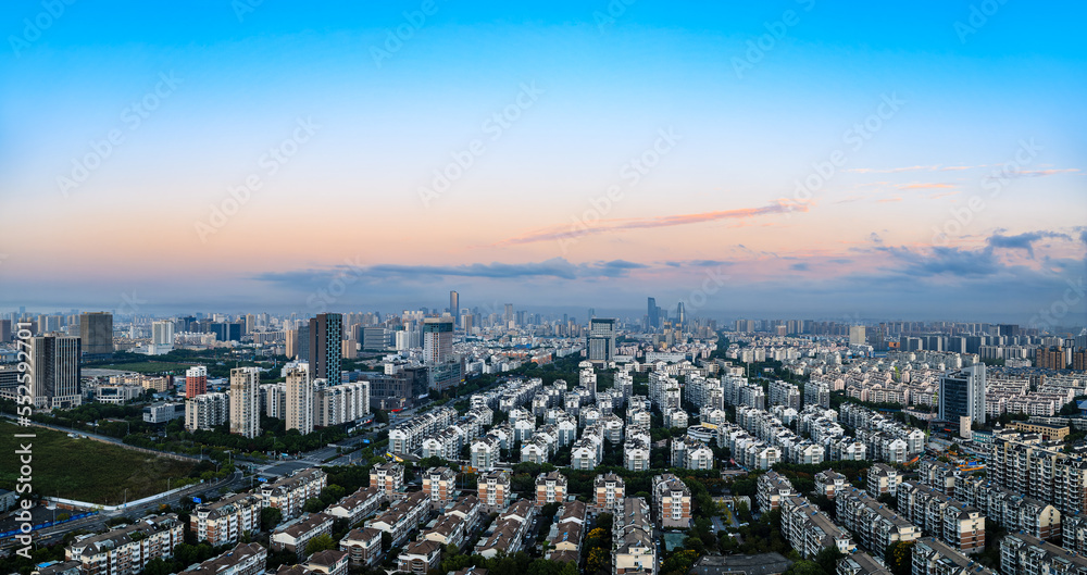 中国浙江省宁波市日出时的城市天际线和现代建筑鸟瞰图。