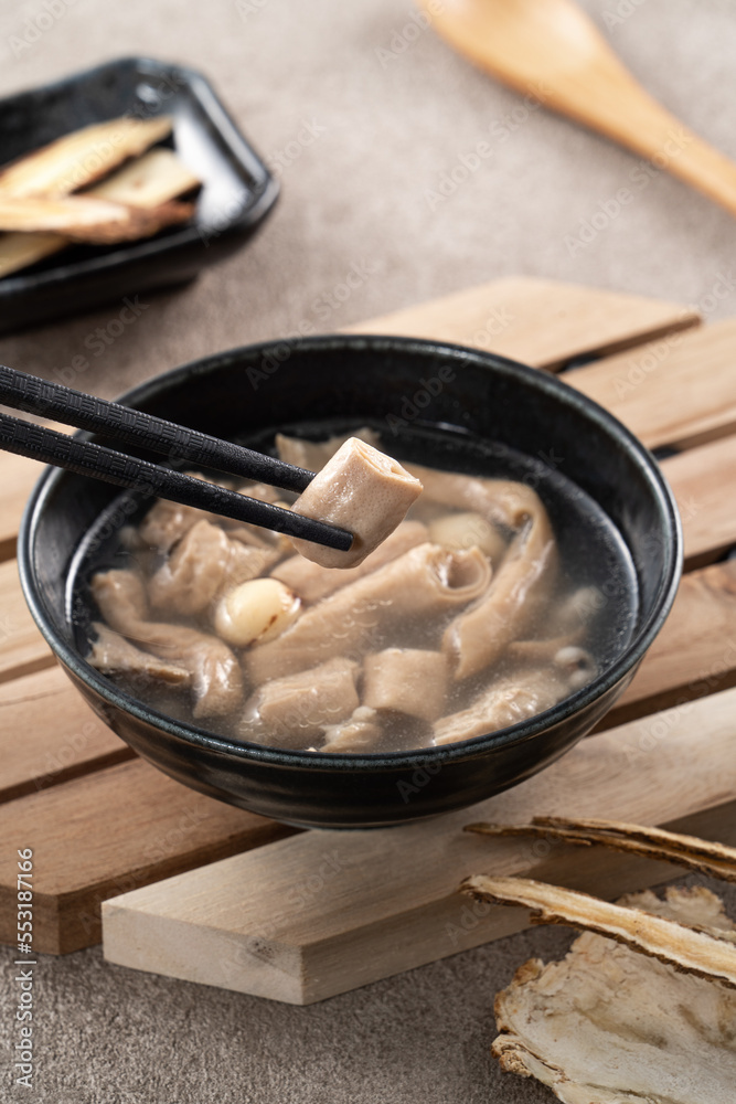 四补汤。美味的中草药风味食物。