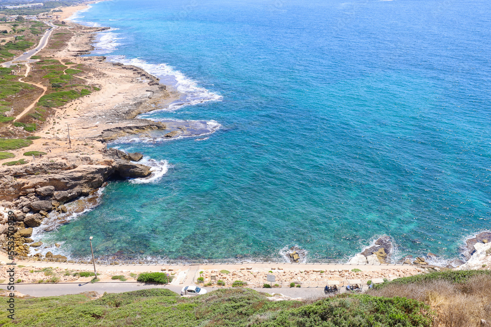 阳光明媚的海边公路美景