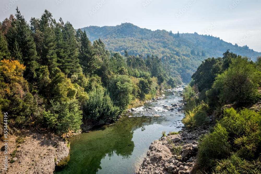 智利南美洲的自然景观。圣地亚哥地区的田野和山脉