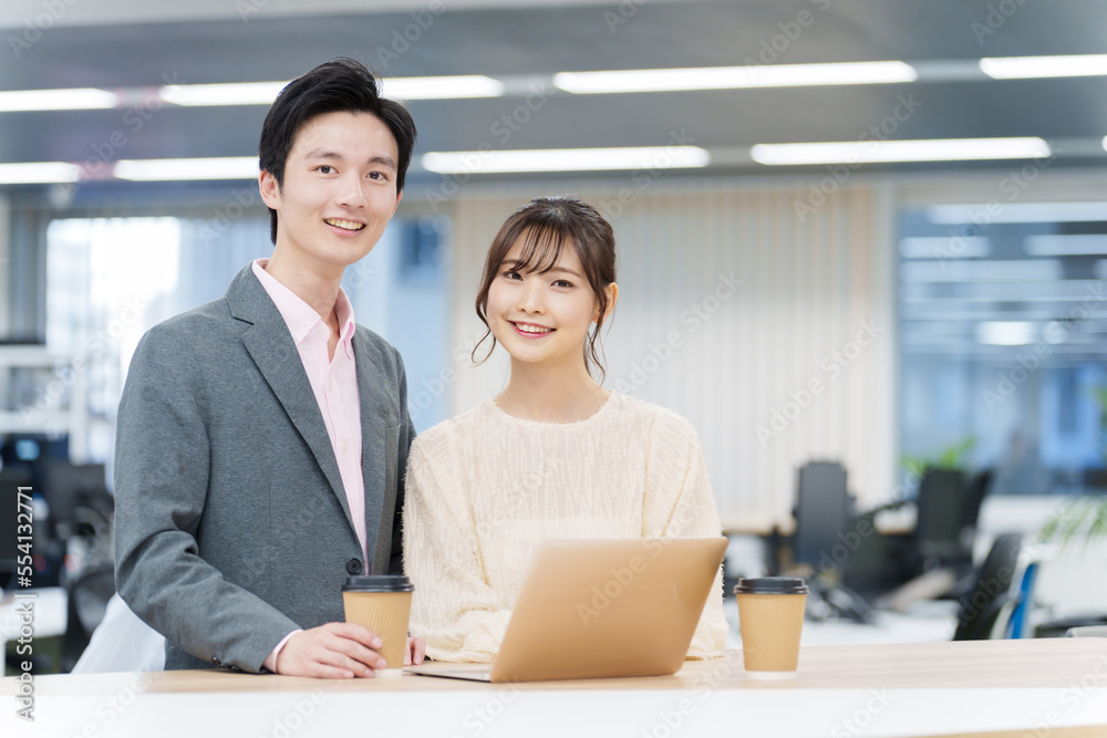 オフィスでパソコンを使う男女のポートレート