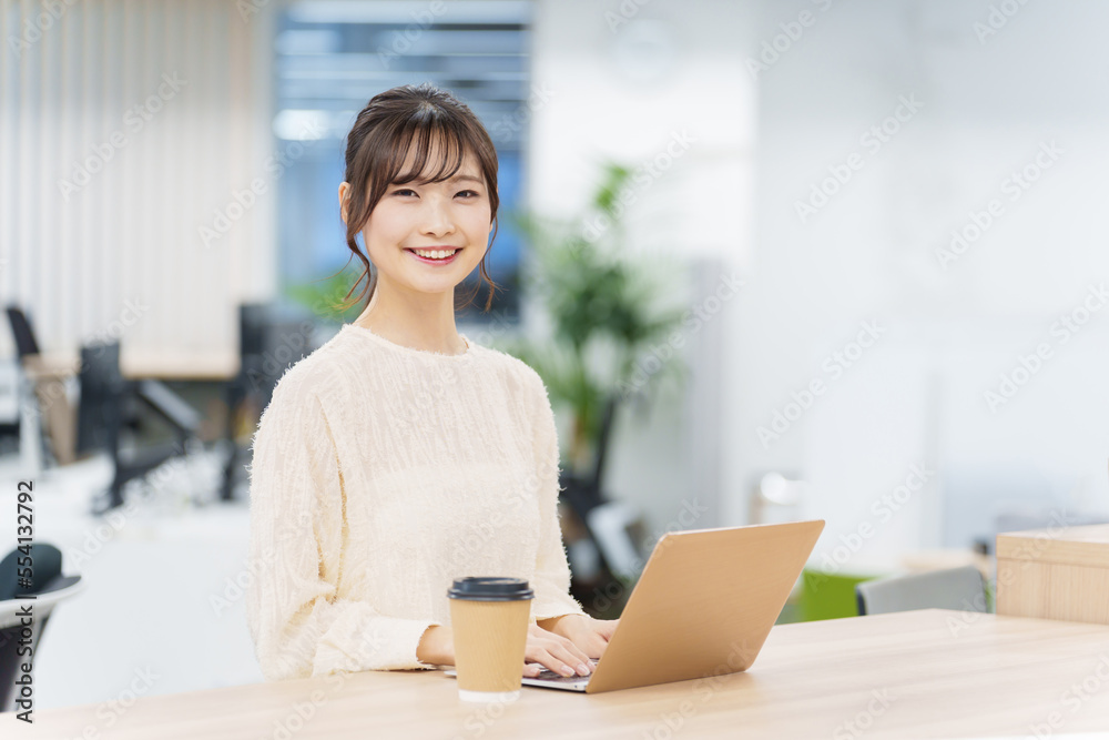 オフィスでパソコンを使う女性のポートレート