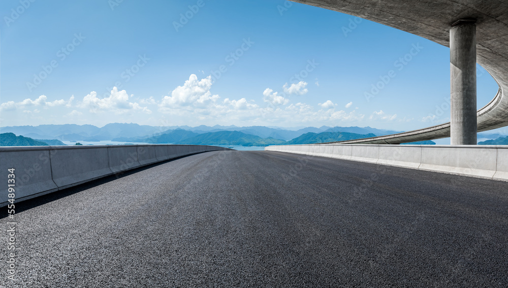 山地背景沥青路桥