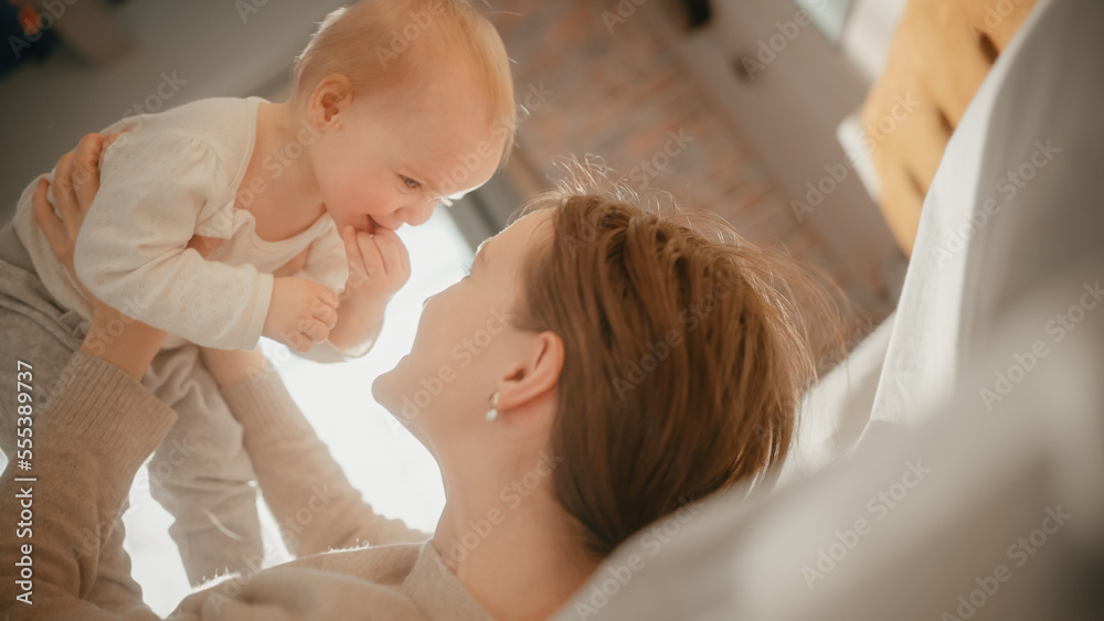 快乐的妈妈和可爱的新生儿玩耍。妈妈和蹒跚学步的孩子在一起，抱在她身上，亲吻