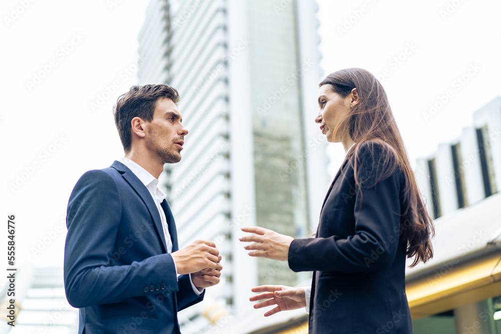 高加索商人和女商人在城市的户外行走。