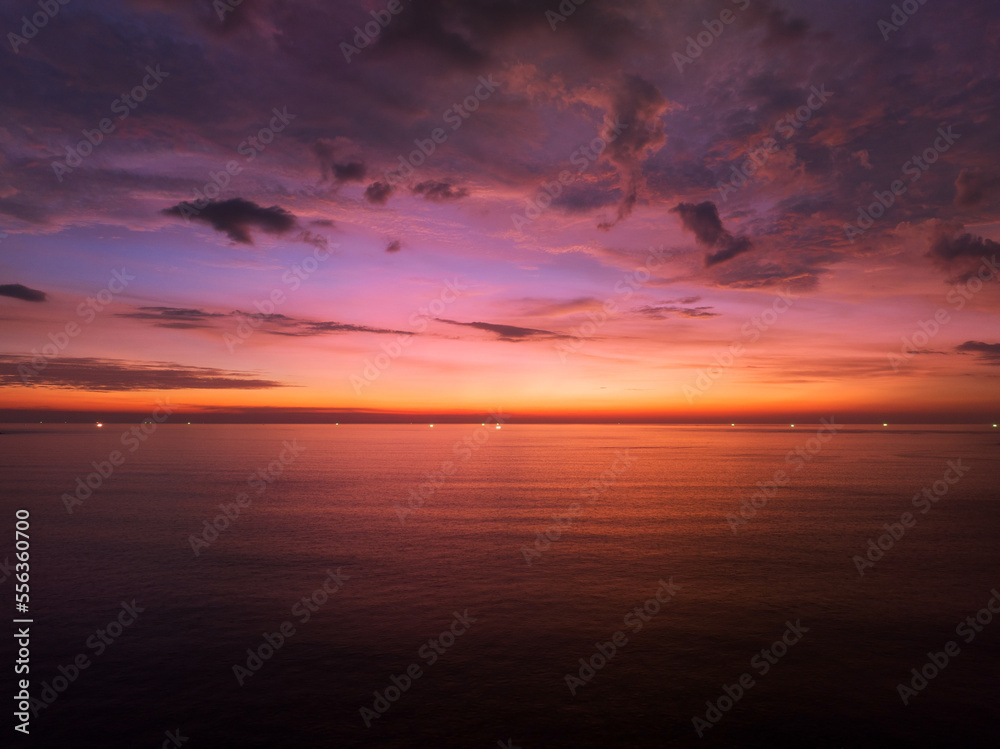 鸟瞰日落的天空，自然美丽的日落或海上日出，色彩缤纷的壮观