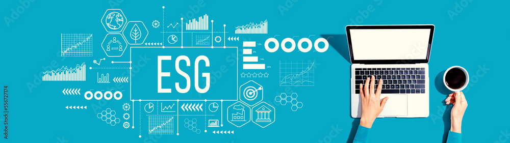 ESG-使用笔记本电脑的人的环境、社会和治理概念