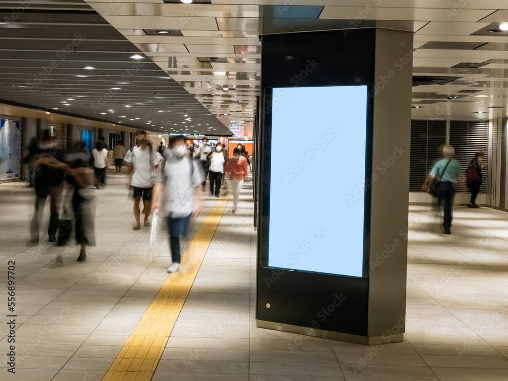 電光掲示板のある地下通路