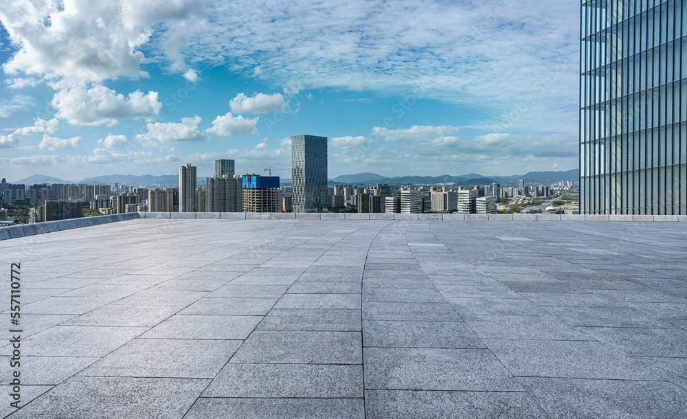 中国浙江省宁波市空荡荡的广场层和城市天际线，有现代化的建筑。